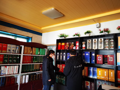 新右旗市場監(jiān)管局(知識產權局)開展酒類市場打假治劣專項執(zhí)法行動